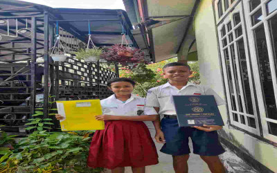 Dua Bersaudara Terima Raport